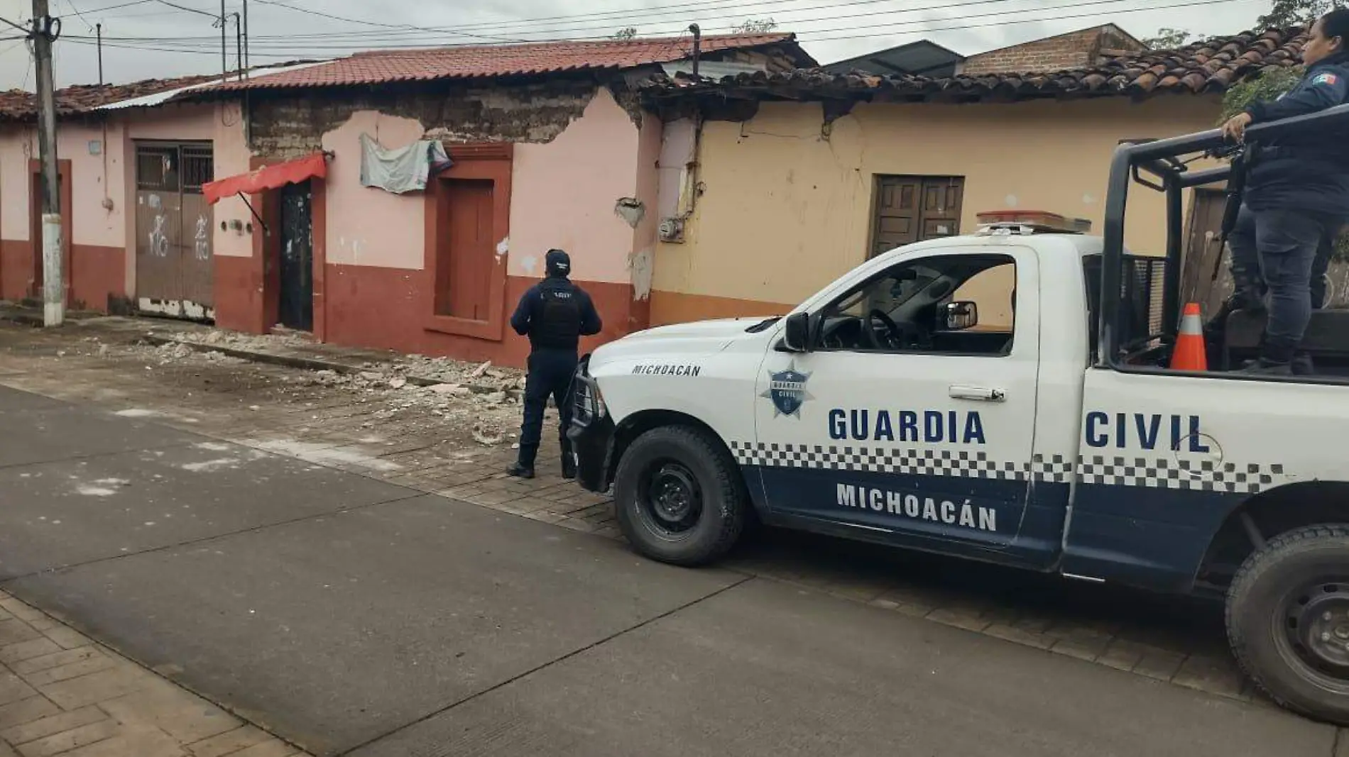 Patrulla de la Guardia Civil frente a casa afectada por sismo